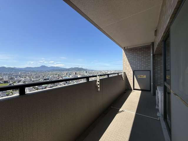 サーパス鷹子第三のバルコニー|高層階ならではの心地よい風が吹き抜ける空間です。