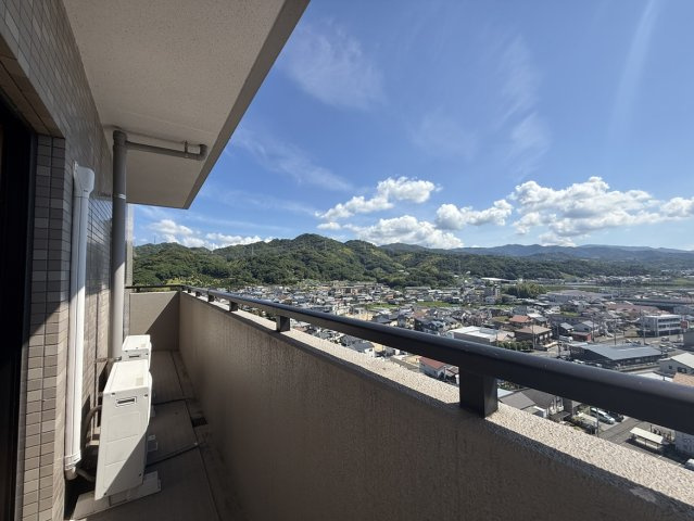 サーパス鷹子第三の展望|東側の景色は、遠くの山々を一望できる開放感。
