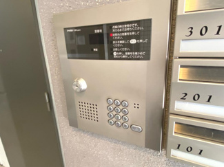 【エントランス】 | フラットワン | 清潔なエントランスです