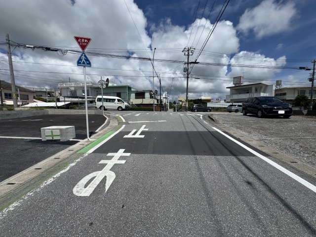 読谷村大木　第4（全3棟）3号棟の前面道路含む現地写真|※南側公道6.4m～12.28m♪