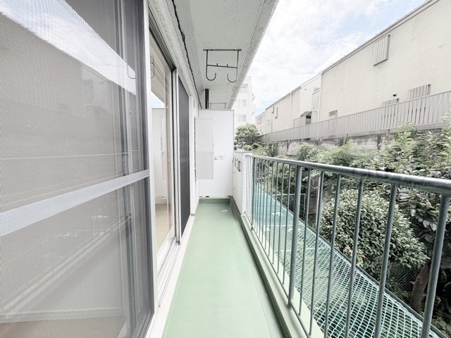 【バルコニー】 | 大森山王センチュリーマンション | バルコニーの様子。ここからの眺めが、日々のストレスを発散してくれることでしょう。ちなみにバルコニーは専有部分ではなく「共用部分」の扱いです。～即日のご見学可能～　お問合せはお気軽にどうぞ。
