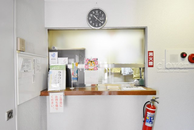 【受付】 | 大森山王センチュリーマンション | 管理人さんが勤務する管理室です。マンションに出入りする人たちを見守り、注意を払ってくれています。～即日のご見学可能～　お問合せはお気軽にどうぞ。

