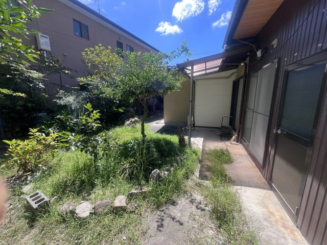 呉市天応塩谷町中古戸建の庭