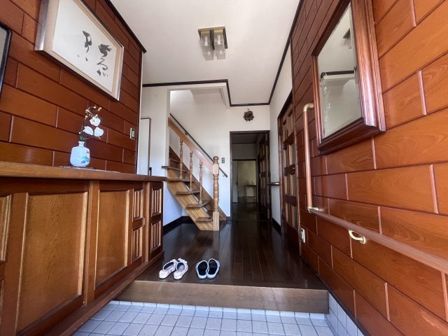 呉市天応塩谷町中古戸建の玄関