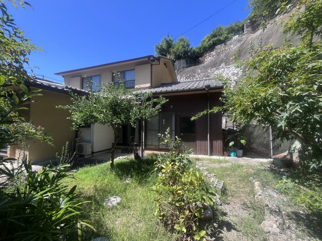 呉市天応塩谷町中古戸建の庭