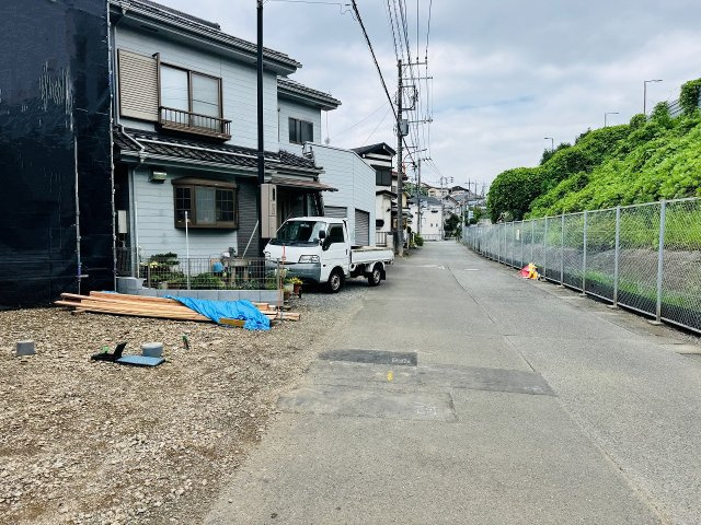 八王子市　横川町　新築一戸建て　４５期の前面道路含む現地写真|～北側6.2ｍ道路に面しています～