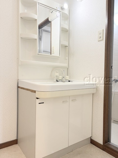 【独立洗面台】 | スターパレス北品川 | 大型の鏡を設置した独立洗面台。収納スペースもしっかり設けられており、快適性と機能性を兼ね備えています。～即日のご見学可能～　お問合せはお気軽にどうぞ。