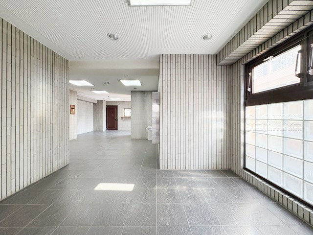 【ロビー】 | スターパレス北品川 | 集合ポストなどを備えたエントランスホール。ここもマンションの顔となる部分であり、しっかりと清掃の行き届いたさまに安心感をおぼえます。～即日のご見学可能～　お問合せはお気軽にどうぞ。