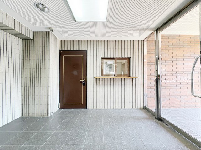 【受付】 | スターパレス北品川 | 管理人さんが勤務する管理室。このマンションがきれいに保たれているのは、もちろん管理人さんのおかげ。～即日のご見学可能～　お問合せはお気軽にどうぞ。
