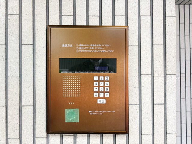 【防犯設備】 | スターパレス北品川 | 部外者の出入りを規制するオートロックの操作盤。「マンションに欲しいセキュリティ」の筆頭格です。これがあるだけで、安心感はひときわ増します。～即日のご見学可能～　お問合せはお気軽にどうぞ。