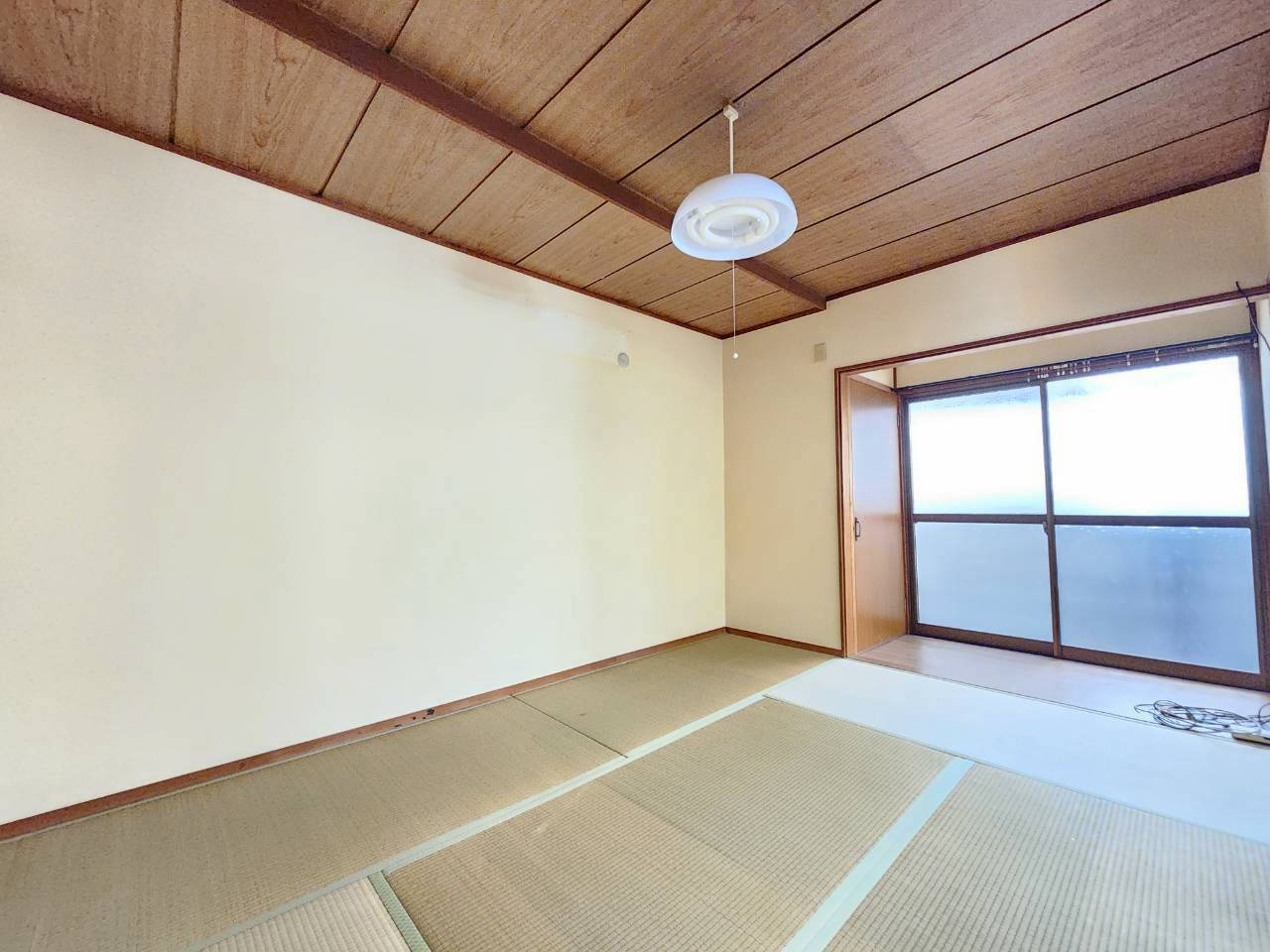 長岡京市一文橋2丁目の和室|日用品や掃除用品などの収納に便利なスペースがございます。
