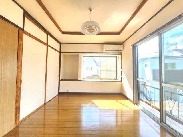 長岡京市一文橋2丁目の洋室|バルコニーに面した明るい洋室。出窓があり、室内を広く感じられます。