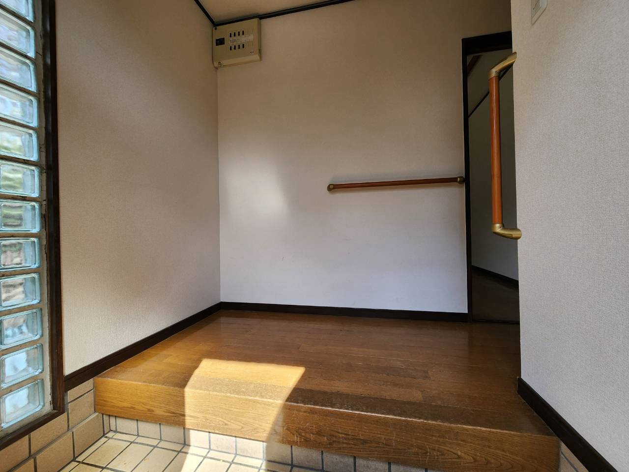長岡京市一文橋2丁目の玄関|ゆとりのある玄関スペース。
手すり付きで、毎日の出入りも安心です。