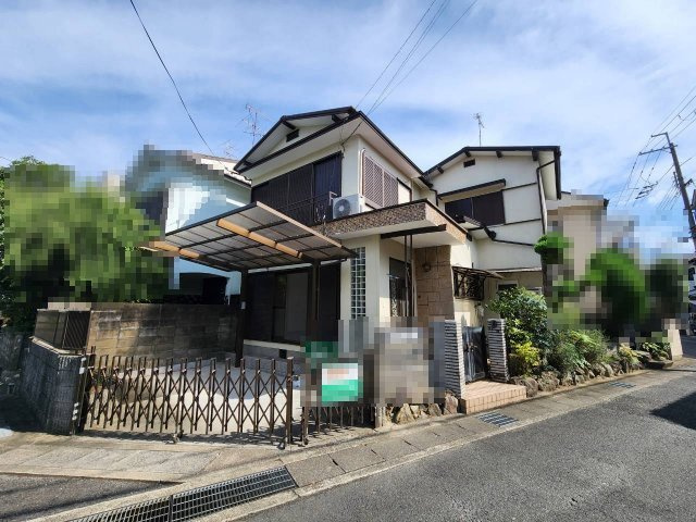 長岡京市一文橋2丁目の外観|駐車1台可能です（車種による）。
カーポート付きで、大切な車を雨風から守ります。
