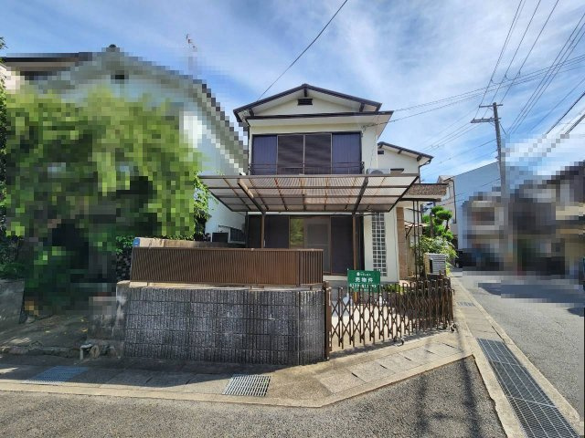 長岡京市一文橋2丁目の外観|門扉付きで、玄関まわりの防犯面にも配慮されています。