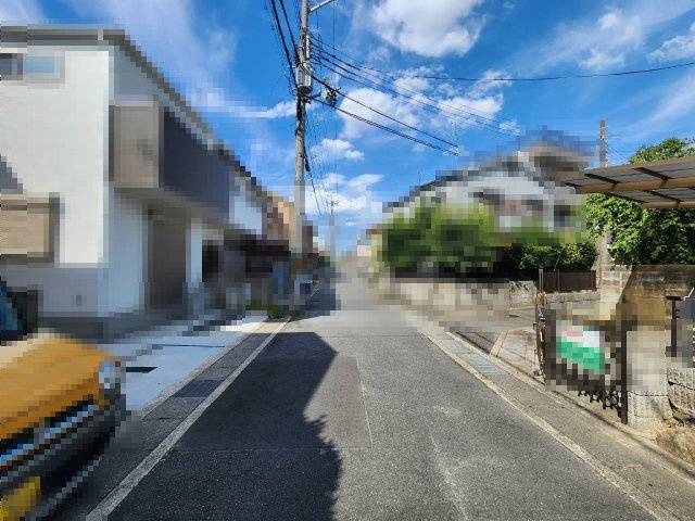 長岡京市一文橋2丁目の前面道路含む現地写真|コンビニ・ドラッグストアが徒歩圏内で生活に便利です！