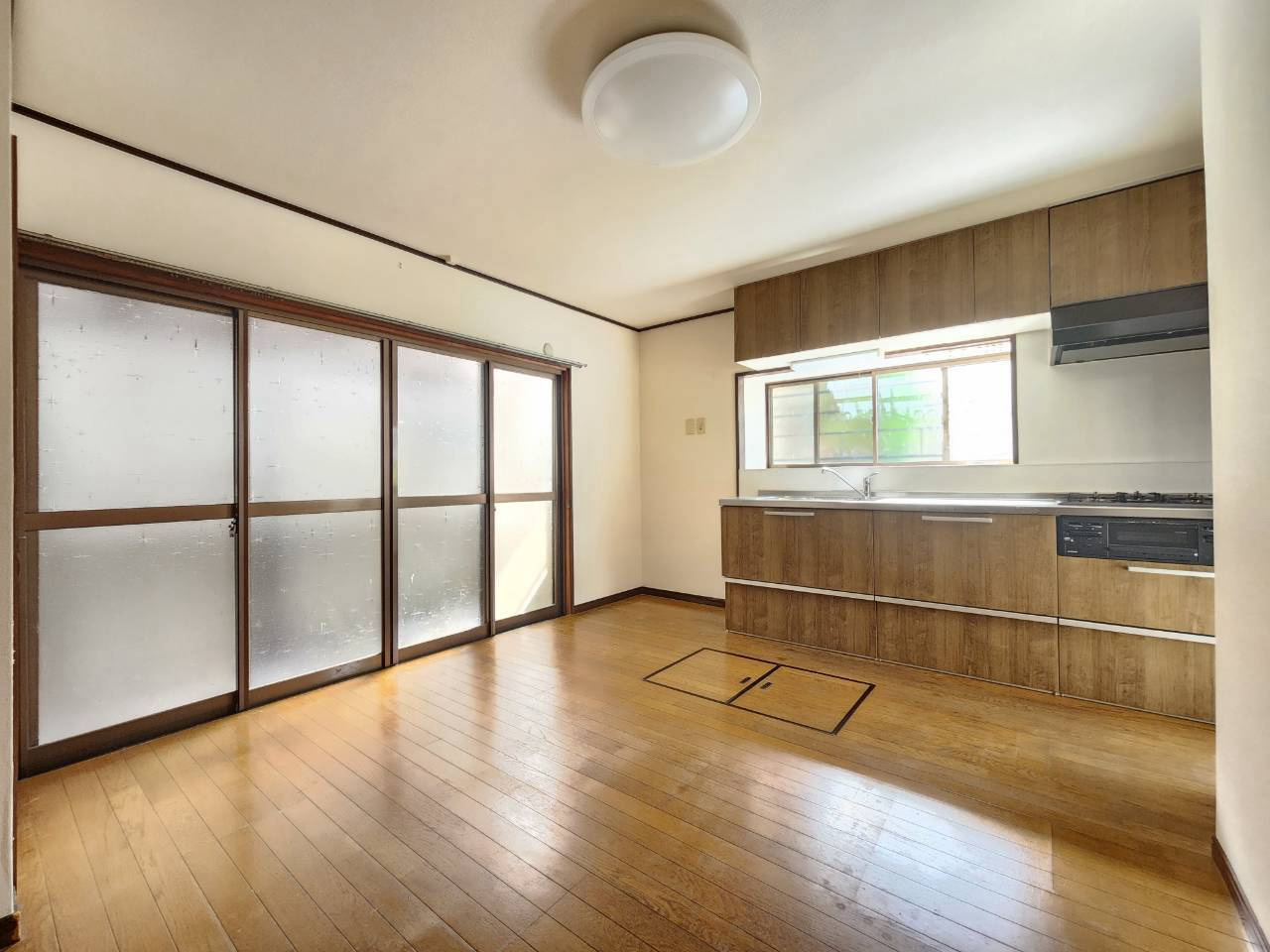 長岡京市一文橋2丁目のキッチン|LDK（約13帖）
二面採光の明るい空間です。