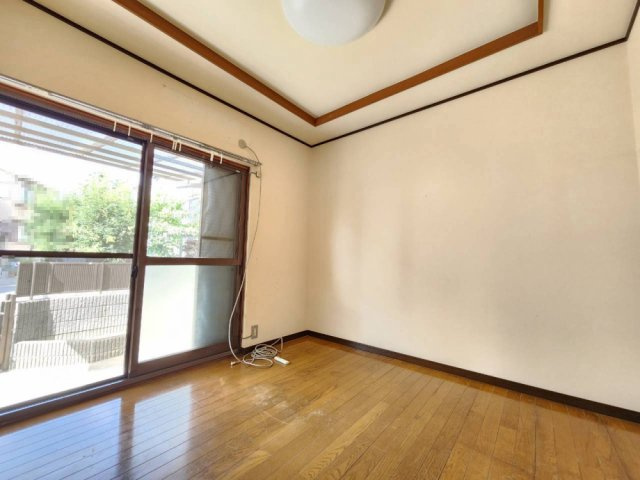 長岡京市一文橋2丁目の洋室|1階 洋室（約6帖）
玄関からすぐに出入りでき、客間や書斎など多目的に活用できます。