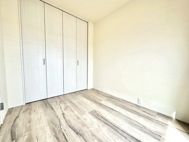 宮崎台南スカイマンションの洋室|ナチュラルなフローリングが温かみを感じさせる落ち着いた室内です。