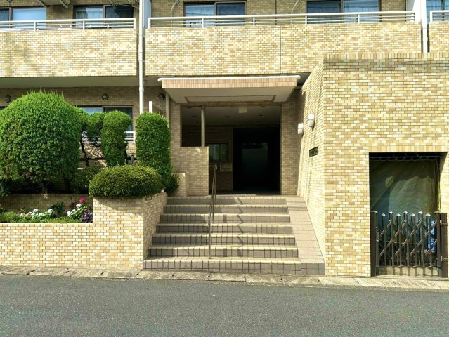 宮崎台南スカイマンションのエントランス|清潔感のある玄関は、住まいの第一印象を高める上品で落ち着いた空間に仕上がっています。