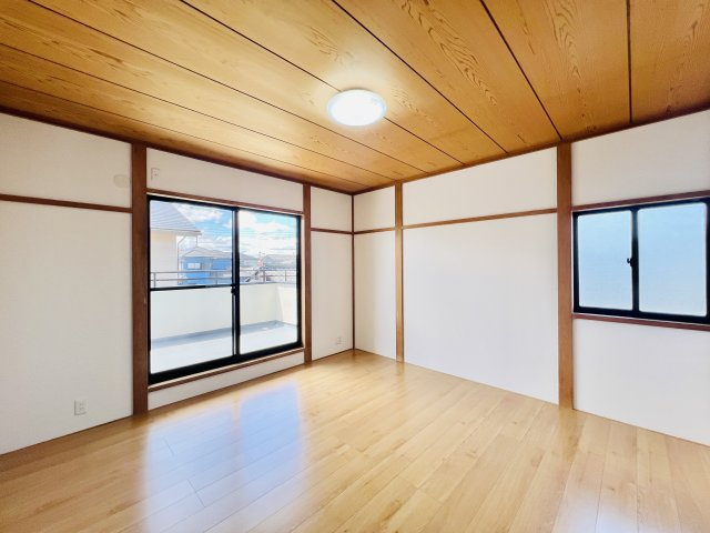 太田市由良町の洋室|２面採光で日当たり風通し良好♪