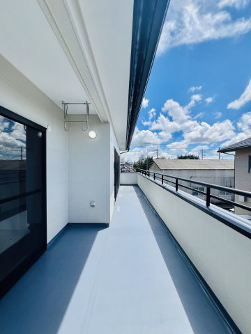 太田市由良町のバルコニー|日当たりも良好な横長バルコニー♪