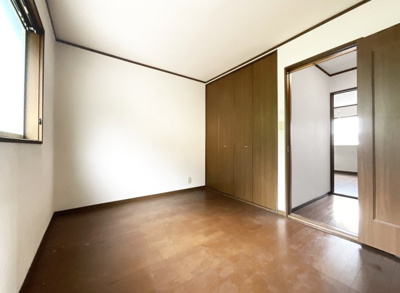 【洋室】 | 山科区上花山坂尻　中古戸建 | 3階にある洋室は、どちらのお部屋も6帖の広さがあります。こちらは西側のお部屋。