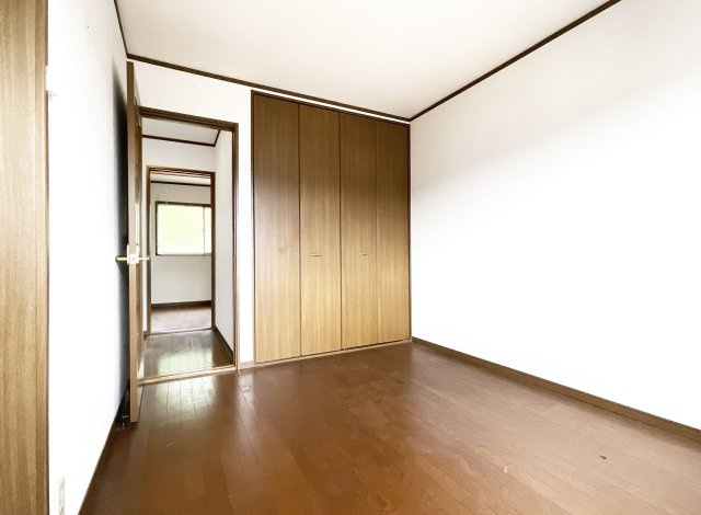 【洋室】 | 山科区上花山坂尻　中古戸建 | こちらのお部屋は東側。どのお部屋にも収納はしっかり完備されていますのでお部屋が広く使えます。