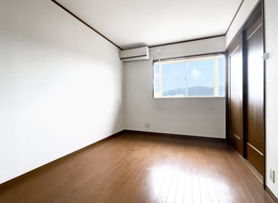【洋室】 | 山科区上花山坂尻　中古戸建 | 東側のお部屋は収納が2ヶ所にあります。荷物が多いご家庭でも安心ですね！