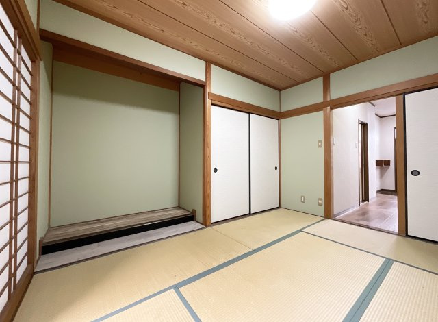 【和室】 | 山科区上花山坂尻　中古戸建 | 1階にある和室も６帖の広さになります。押入れと床の間があります。