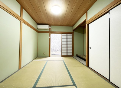 【和室】 | 山科区上花山坂尻　中古戸建 | 西側の掃き出し窓の外には、お庭がありガーデニングなどが楽しめます。家庭菜園もチャレンジしてみては？