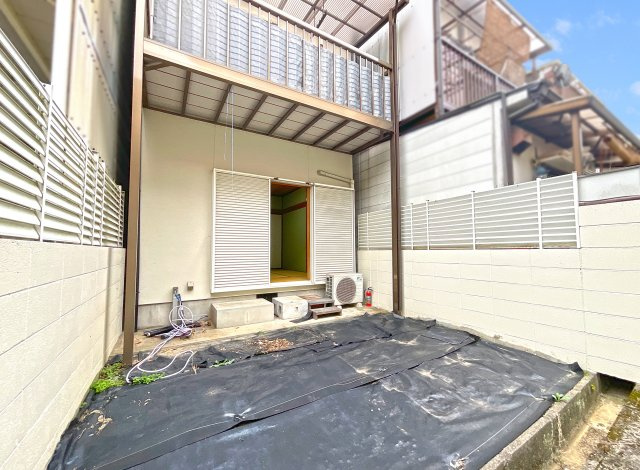 【庭】 | 山科区上花山坂尻　中古戸建 | 立水栓や屋外コンセントがあるので、ご家族でBBQが可能です。お子様のプールもしてあげられますね！