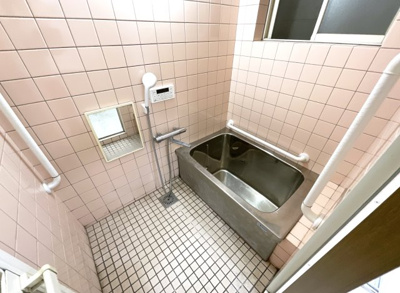 【浴室】 | 山科区上花山坂尻　中古戸建 | お風呂は追炊機能付きです。1日の疲れをゆっくりと癒して下さい。