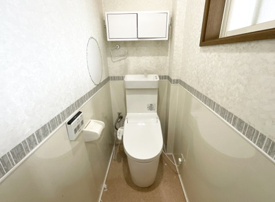 【トイレ】 | 山科区上花山坂尻　中古戸建 | 1階部分のトイレです。トイレが2ヶ所にあると、万が一どちらかが故障となっても大丈夫！安心して暮らして頂けます。