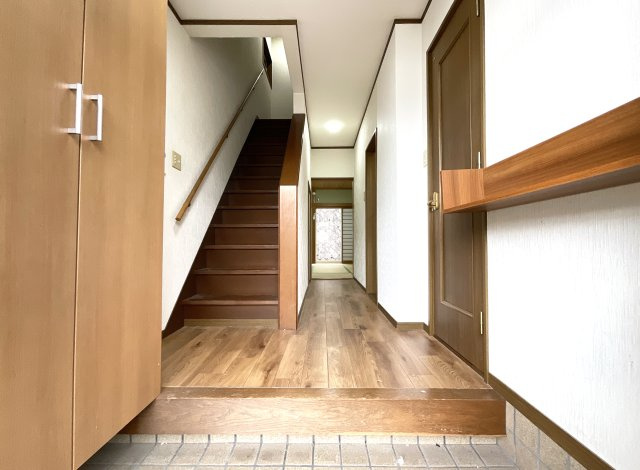 【玄関】 | 山科区上花山坂尻　中古戸建 | リフォームのご相談もまとめてお任せ下さい。予算や内装イメージなど、お客様のご希望に合わせてご提案を致します。「リフォーム費用も住宅ローンで借りたい！」など、ご要望をお聞かせ下さいヽ(^。^)ノ