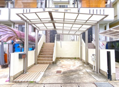 【駐車場】 | 山科区上花山坂尻　中古戸建 | 駐車場スペースにはカーポートがあります。こちらは普通車も停めて頂けます。サイズは現地にてご確認下さい。