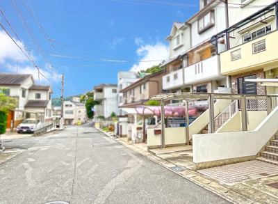 【前面道路含む現地写真】 | 山科区上花山坂尻　中古戸建 | 《前道》物件の前道幅員が約8ｍと開放的な住宅街です。車の駐車も余裕ですね。
