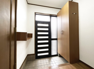【玄関】 | 山科区上花山坂尻　中古戸建 | 《シューズBOX》玄関には大容量のシューズBOXがあり、ご家族の靴が散らばる事なく玄関はいつもスッキリ片付きます。