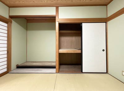 【収納】 | 山科区上花山坂尻　中古戸建 | 《1階：和室》押入れと床の間がある1階の和室6帖です。