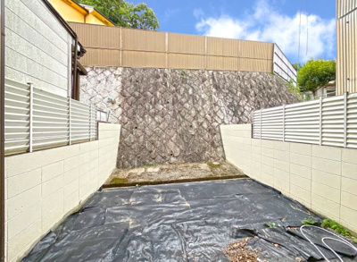 【庭】 | 山科区上花山坂尻　中古戸建 | 《裏庭》建物の裏側（西側）に、お庭スペースがあります。お子様の遊び場としてやガーデニングが楽しめます。