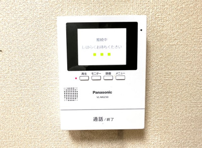 【防犯設備】 | 山科区上花山坂尻　中古戸建 | 《TVモニタ付きインターホン》玄関ドアを開けずに来客が確認出来るので安心です。