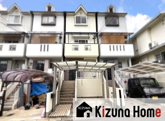 【外観】 | 山科区上花山坂尻　中古戸建 | 前道幅員が約8ｍの開放的な住宅街です。徒歩圏内にスーパー・コンビニ・金融機関などが揃う生活便利なエリアです。