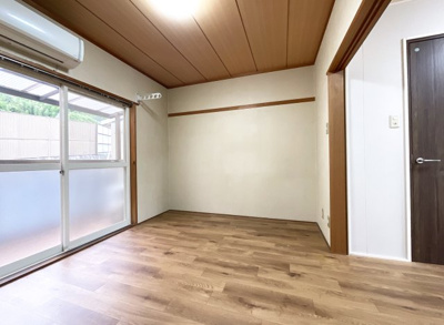 【居間・リビング】 | 山科区上花山坂尻　中古戸建 | LDKのリビングスペースですが、独立した居室として利用する事も可能です。寝室が4部屋となるのでご家族人数が多いご家庭でも安心です。