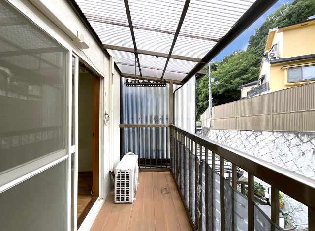 【バルコニー】 | 山科区上花山坂尻　中古戸建 | 2階にはバルコニーが両面にあります。こちらは西側のバルコニーですぐ目の前に建物がなく陽当りは良好です。