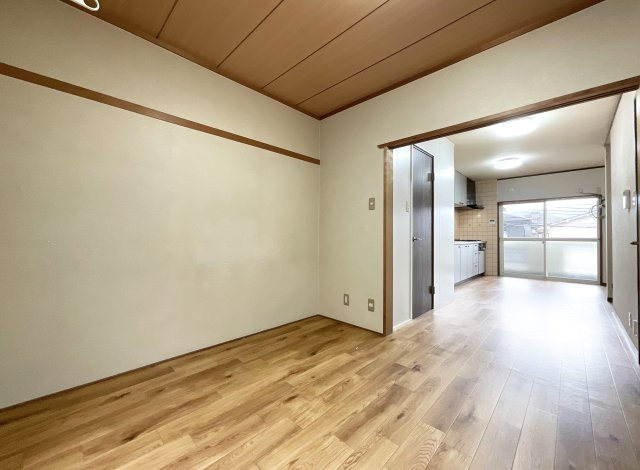 【居間・リビング】 | 山科区上花山坂尻　中古戸建 | 内装もリフォーム履歴があります。まずは実際に内覧をして見て、ご家族団らんの暮らしを想像してみませんか？