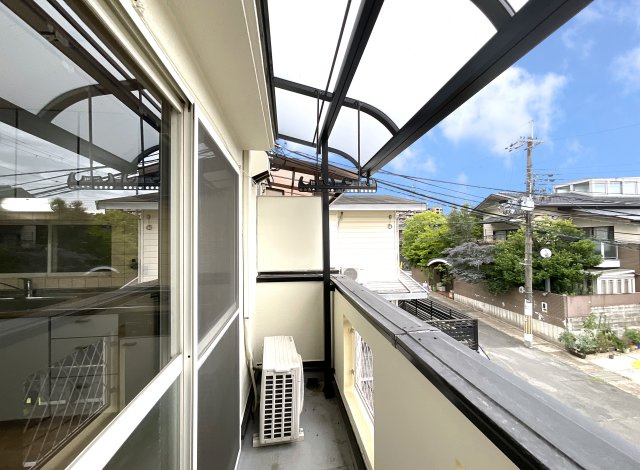 【バルコニー】 | 山科区上花山坂尻　中古戸建 | キッチン側にあるバルコニーです。どちらのバルコニーにも屋根があり、洗濯物が干せるようになっています。
