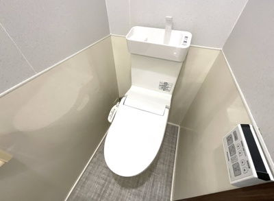 【トイレ】 | 山科区上花山坂尻　中古戸建 | こちらはLDKにある2階のトイレです。トイレが1階と2階にあるのでわざわざ違う階までいかずにすみます。