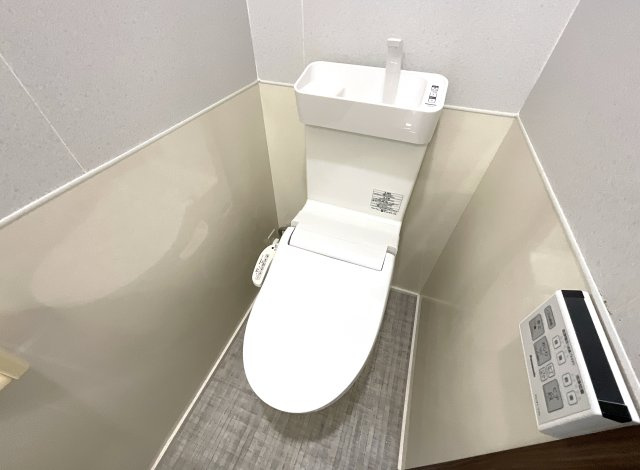 【トイレ】 | 山科区上花山坂尻　中古戸建 | こちらはLDKにある2階のトイレです。トイレが1階と2階にあるのでわざわざ違う階までいかずにすみます。