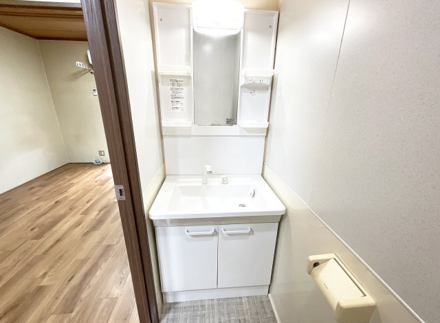【独立洗面台】 | 山科区上花山坂尻　中古戸建 | トイレには洗面台も完備されています。1階にも洗面室がありますので合計2台の洗面化粧台があるという事になります。