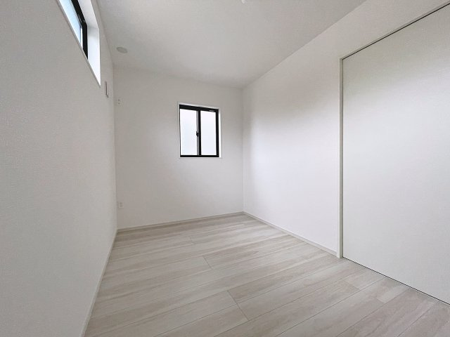 新築戸建・新築建売　郡山市七ツ池町1期　橘小・第三中の独立洗面台|収納棚付きの洗面室は三面鏡洗面台で収納が多く朝の身支度もスムーズです！